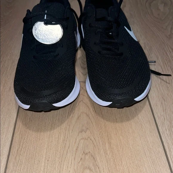 NWT - Nike Revolution 8.5 Wide Black and White Running Shoes - Picture 5 of 12